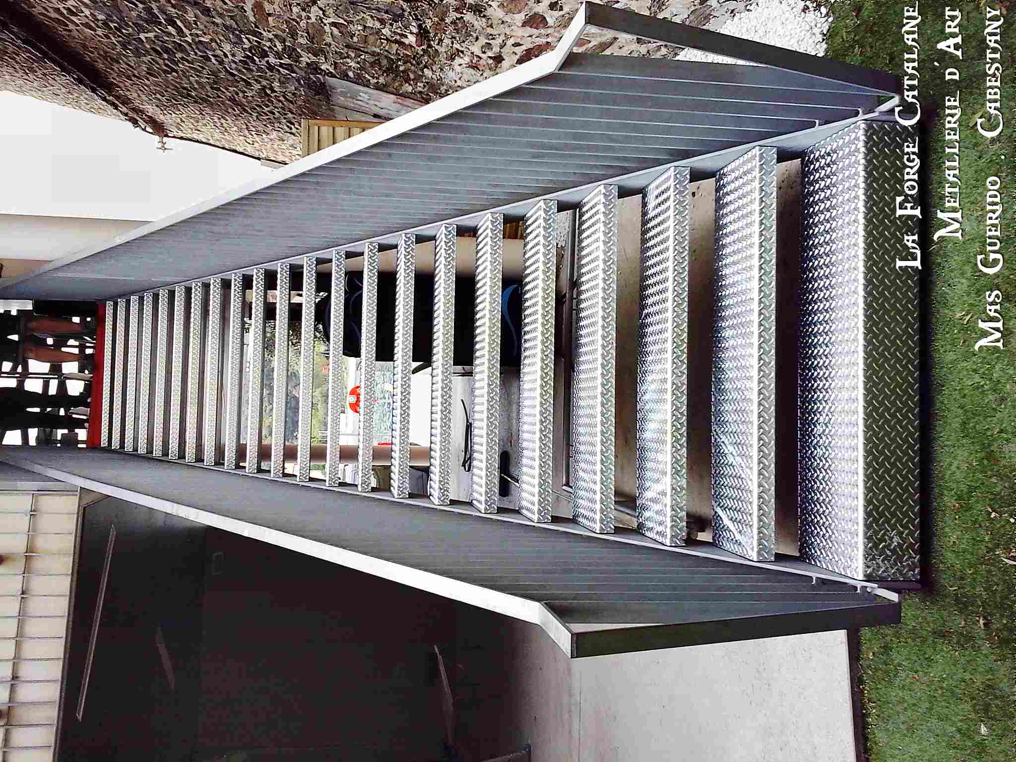 escalier marches en tole larmee plie rampant barreaudage droit forge catalane.jpg